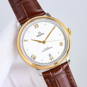 Alternative view of BLS Omega De Ville Collection     Original Mold Master Chronometer This timepiece is crafted from stainless steel, featuring a domed dial treated with deep blue PVD coating. Its surface bears irregularly arranged vertical textures, creating a sunray-brushed finish. Particularly striking are the rhodium-plated hands, Roman numeral hour markers, and alternating cabochon-cut hour indices.A date window is positioned at the 6 o'clock mark, while the dial is adorned with a "railway track" minute scale, complementing the watch's minimalist aesthetic. It is fitted with a stainless steel bracelet. Clasp type: butterfly clasp. Powered by the Omega 8800 Master Chronometer movement with a black balance wheel, the movement's elegant operation is clearly visible through the scratch-resistant sapphire crystal caseback.